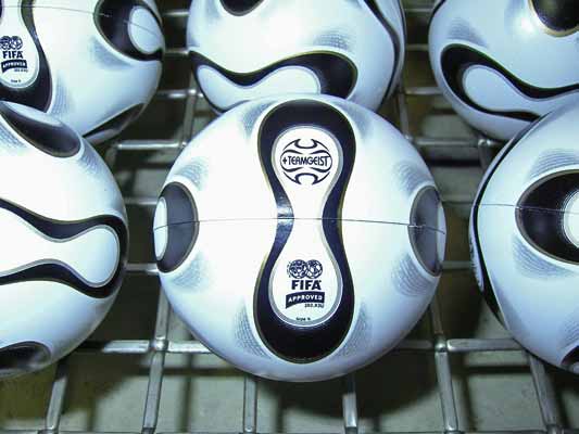 Auslosung der Begegnungen Fußball-WM 2006. 320 Mio Fernsehzuschauer sahen, wie Prominente die Lose aus den Bällen zogen.